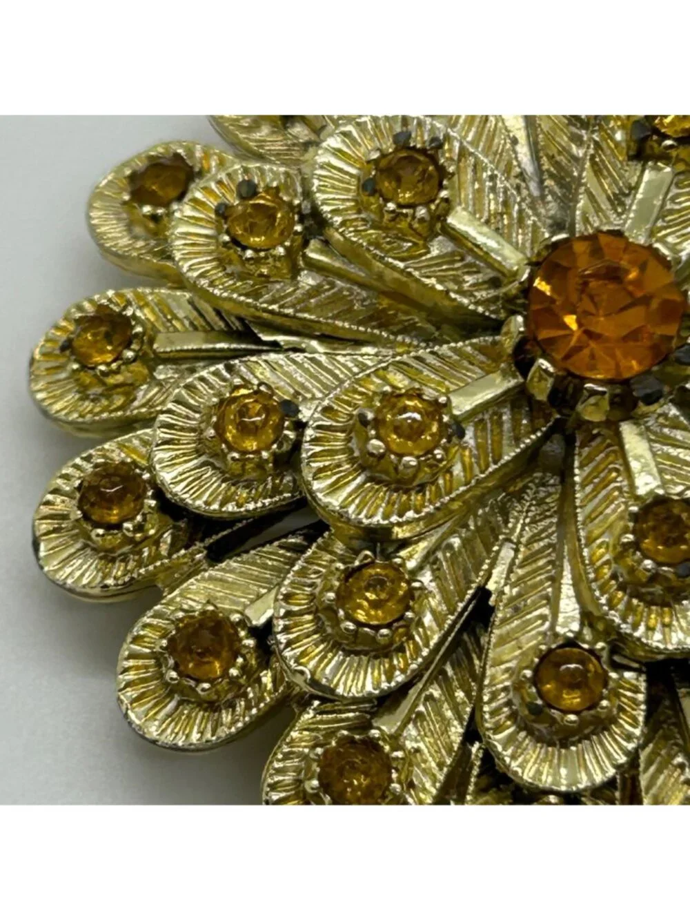 Vintage Gold-Tone Flower Brooch Light Brown Rhinestones Dome 3D Brush Texture